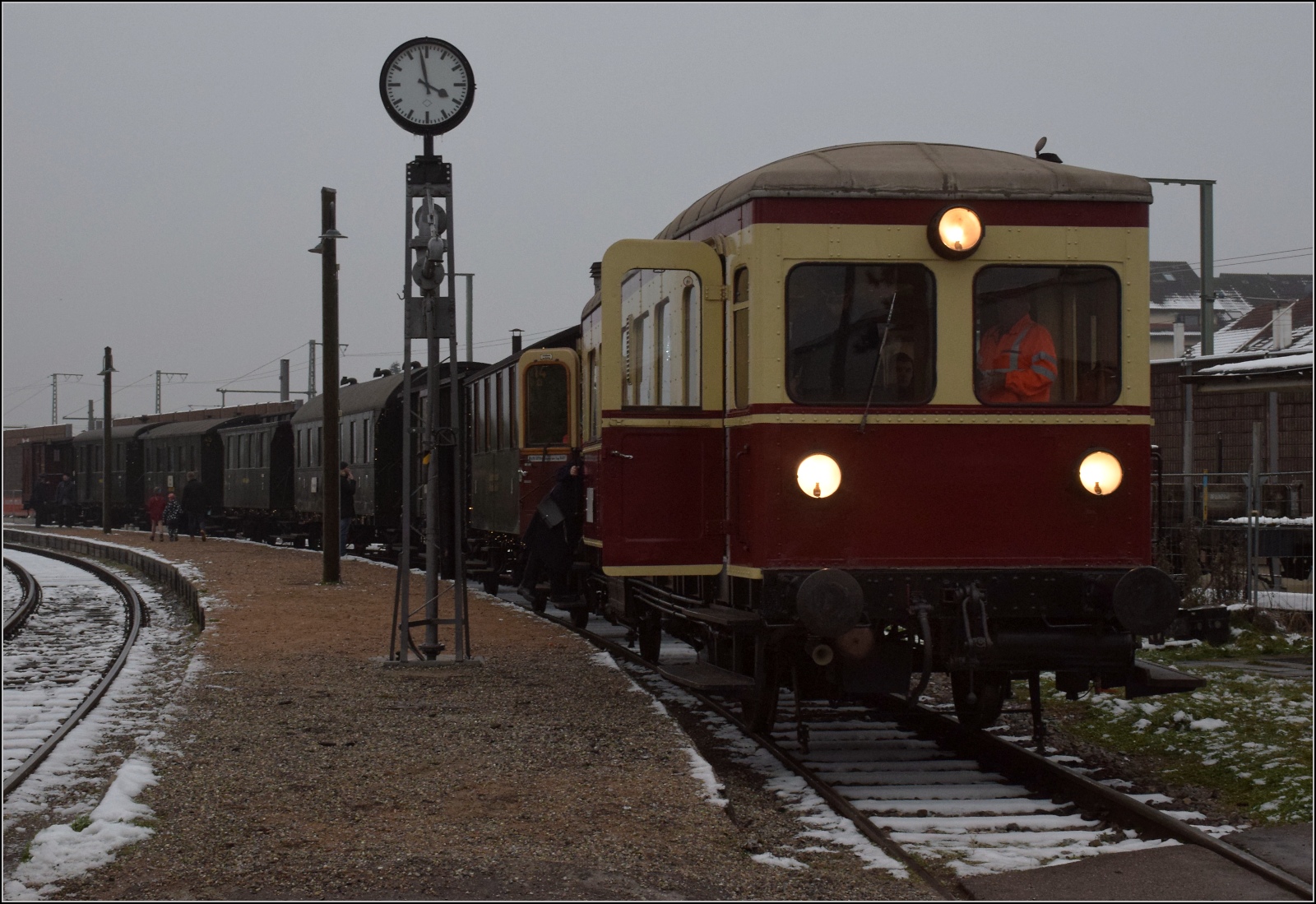Weihnachtsfahrt des Kanderli.

Der VT 3 der Kandertalbahn mit dem Museumszug wartet auf die Abfahrt aus dem Endbahnhof Haltingen. Dezember 2022. 