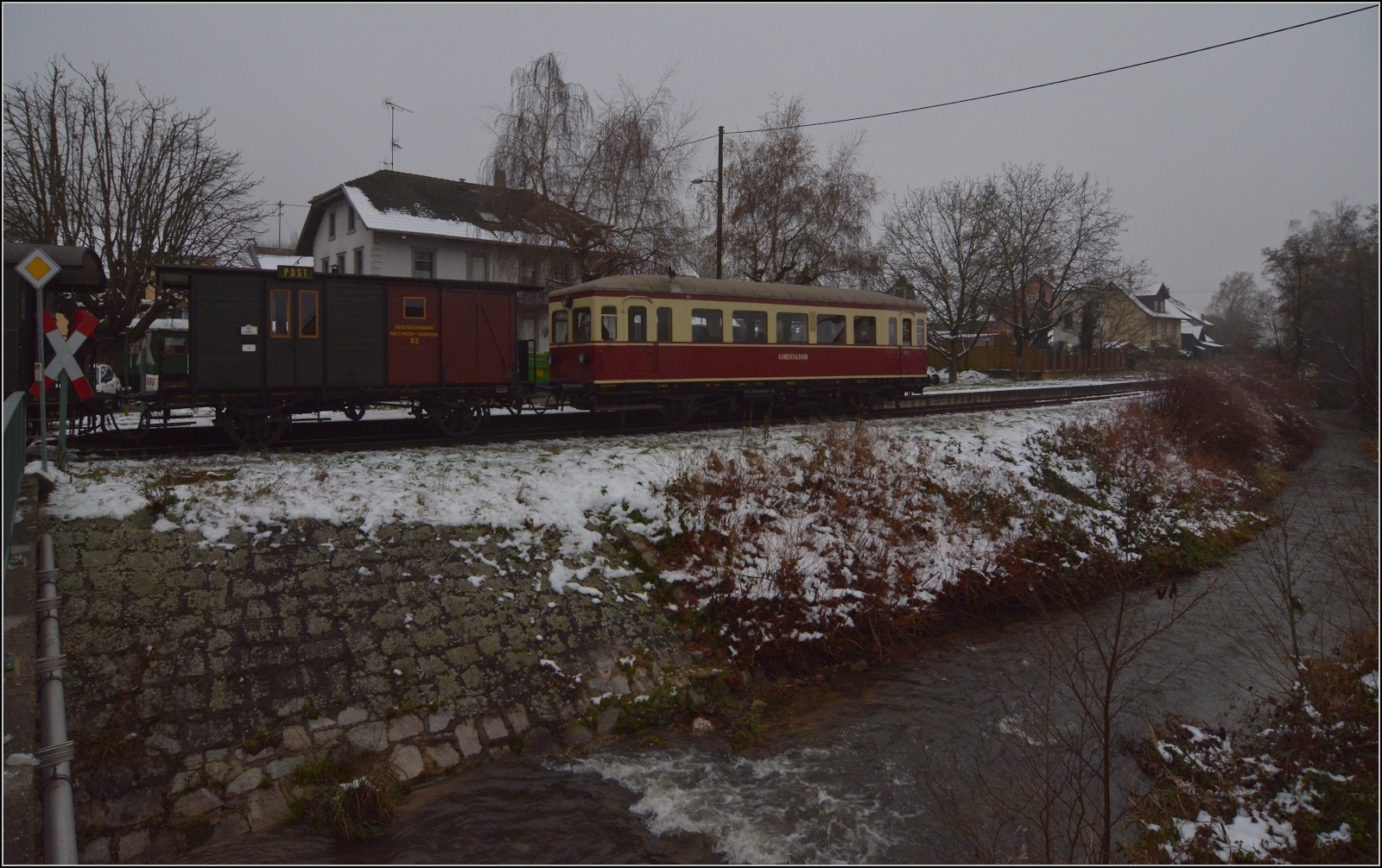 Weihnachtsfahrt des Kanderli.

Noch schnell die Museums-Post einwerfen, VT 3 der Kandertalbahn mit dem Museumszug in Hammerstein. Dezember 2022. 