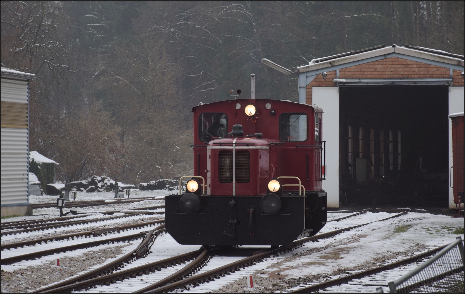 Weihnachtsfahrt des Kanderli.

V 7 der Kandertalbahn hat vorerst ihre Rangierarbeit gemacht und darf sich nun zurückziehen, sie muss halt auch a mal a bisserl brav sein, bis sie am Abend bei der letzten Fahrt in der Dunkelheit wieder drankommt. Kandern, Dezember 2022.

Dieser 2-achsige Rangiertraktor wurde 1957 mit der Fabriknummer 56511 bei Deutz in Köln gebaut und an die Chemische Fabrik Uetikon ausgeliefert. Seit 1993 befindet er sich beim Kanderli.

Typ A8L 614 R
Höchstgeschwindigkeit 34 km/h
Leistung 130 PS
Dienstgewicht 20 t
Länge über Puffer 6,5 m

