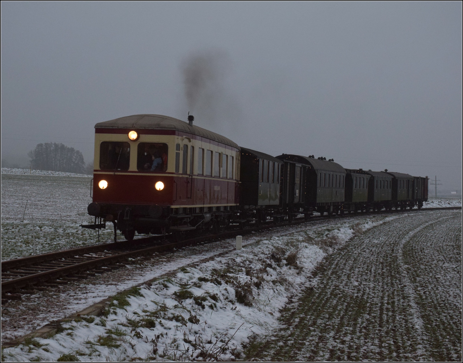 Weihnachtsfahrt des Kanderli.

VT 3 der Kandertalbahn mit dem Museumszug vor Wollbach noch im letzten Licht. Immerhin reichte das Licht mit einigen Abstrichen gerade so eben für einen Großteil der ersten Fahrt von dreien. Dezember 2022. 