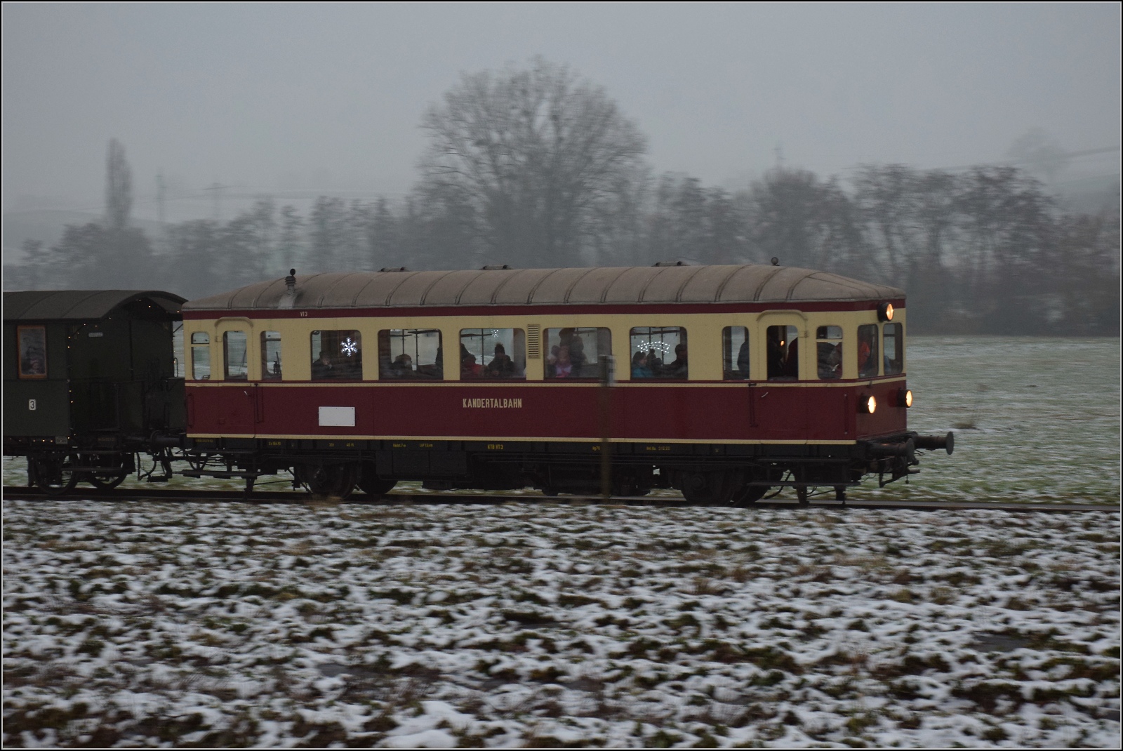 Weihnachtsfahrt des Kanderli.

VT 3 der Kandertalbahn bei Rümmingen. Dezember 2022. 