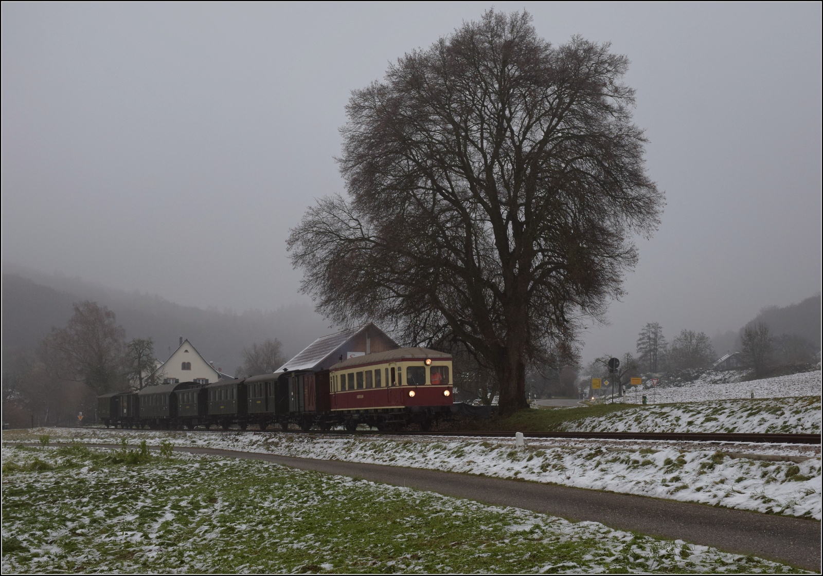 Weihnachtsfahrt des Kanderli.

VT 3 der Kandertalbahn mit dem Museumszug bei Hammerstein. Dezember 2022. 