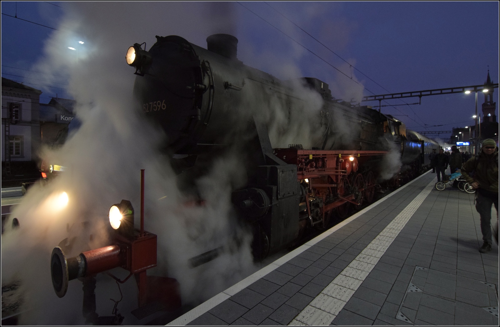 Weihnachtsmarktdampffahrt der Eisenbahnfreunde Zollernbahn. 

52 7596 vor der Abfahrt nach Rottweil. Drei ausgebuchte Fahrten, obwohl die erste wegen zu schwerer Schneeflocken Konstanz nicht einmal näherungsweise erreichen konnte, das zeugt von einem Erfolg für die Dampffahrten EFZ. Konstanz, Dezember 2023. 