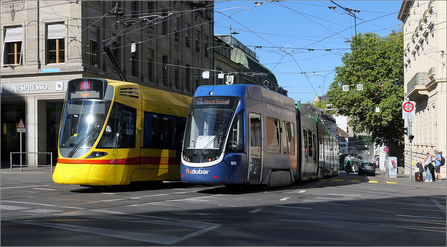 Weitere Begegnung mit dem blauen Felxity 2-Tram 5013 - 

Diesmal zusammen mit Stadler Tango 185 bei der Haltestelle Bankverein.

Basel, 18.09.2025 (M)