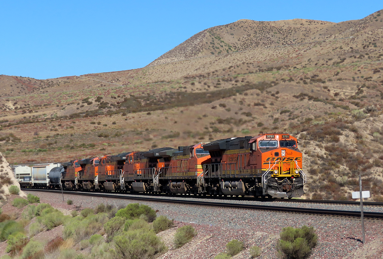 Wellness für Augen und Ohren: 6 BNSF-Loks ziehen einen gemischten Güterzug den Cajon Pass hoch. Cajon Pass, CA, 21.9.2022