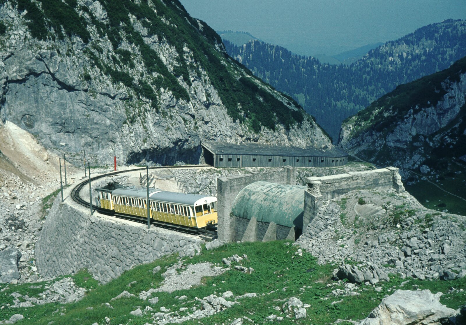 Wendelstein-Zahnradbahn  Auf dem hohen Steindamm [1]__16-08-1973