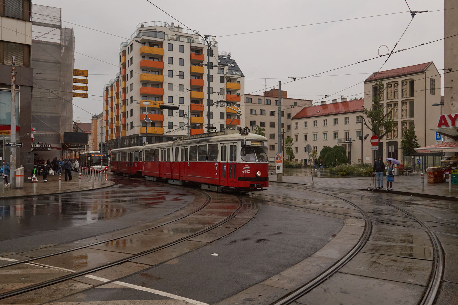 Wenige Monate vor dem Letzteinsatz der E1-c4-Züge auf der Wiener Linie 26 war E1 4862 mit c4 1323 am 27.09.2021 auf dem Weg von Strebersdorf zur Hausfeldstraße. In Kürze wird die Haltestelle Floridsdorf  erreicht.