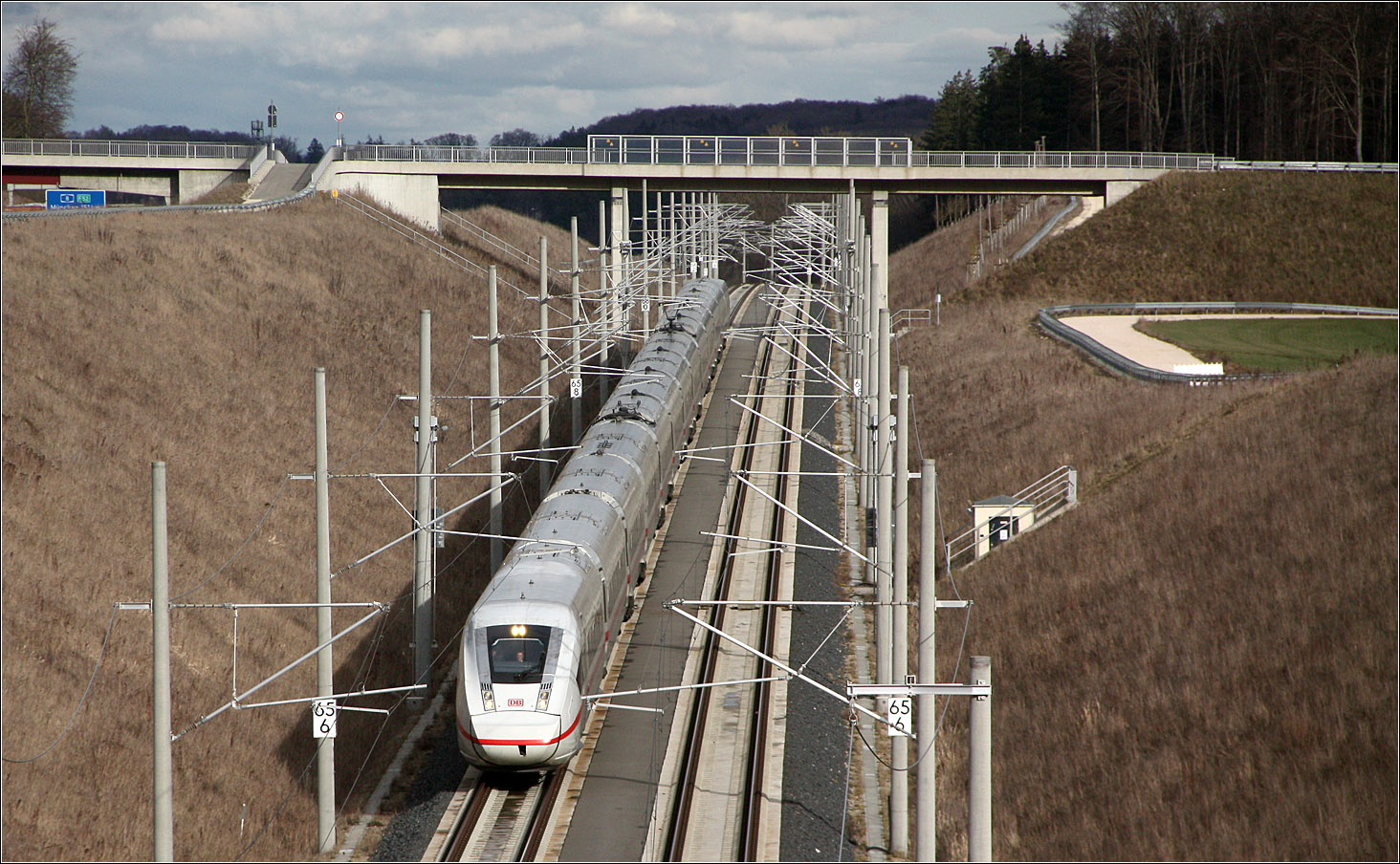 Wenn die Schmalspurbahn noch fahren würde -

... wäre es da vielleicht möglich gewesen, den Bahnhof 'Merklingen - Schwäbische Alb' an dieser Stelle nordöstlich von Merklingen anzulegen. So hätte hier direkt von der Schmalsbahn in den schnellen IRE umgestiegen werden können und damit hätte diese Bähnle neue Bedeutung gewinnen können.
Blick vom Ostportal des Merklinger Tunnels auf einen in Richtung Stuttgart fahrenden ICE 4.

14.03.2022 (M)