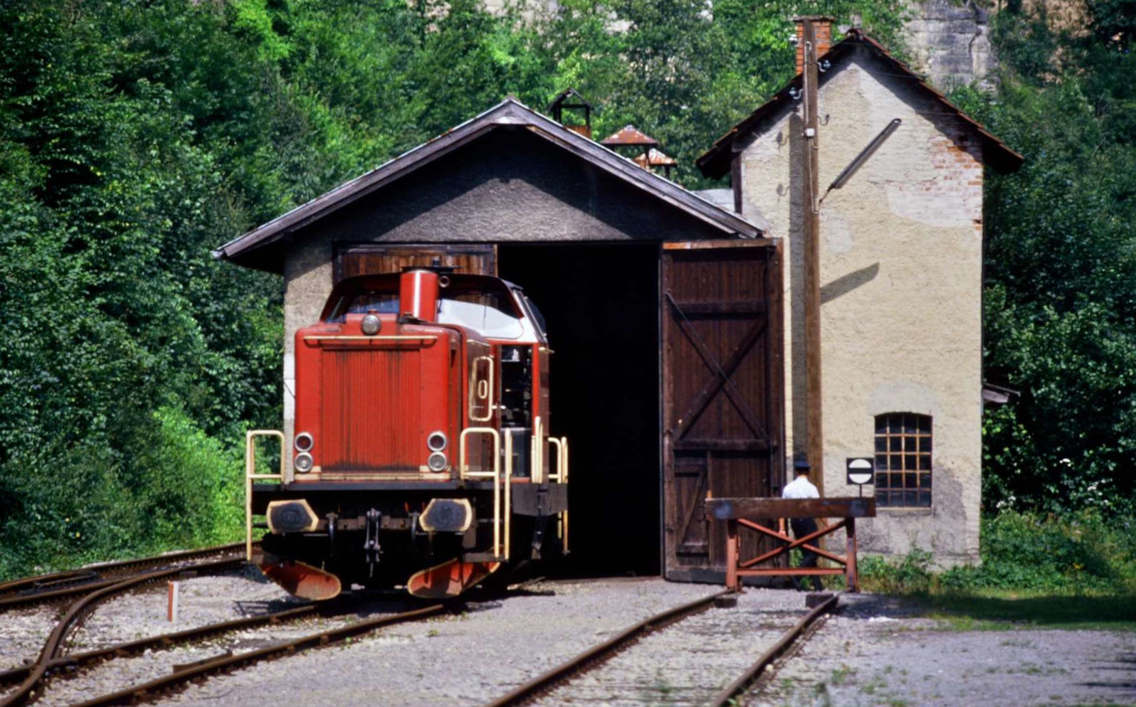 Wer in Haigerloch mit der Hohenzollerischen Landesbahn fahren wollte, hatte zu dieser Zeit einen Bus zu wählen. Es wurde dort nur für örtliche Firmen gefahren. Doch ein Depot für die Diesellok gab es.
Datum: 29.10.1984