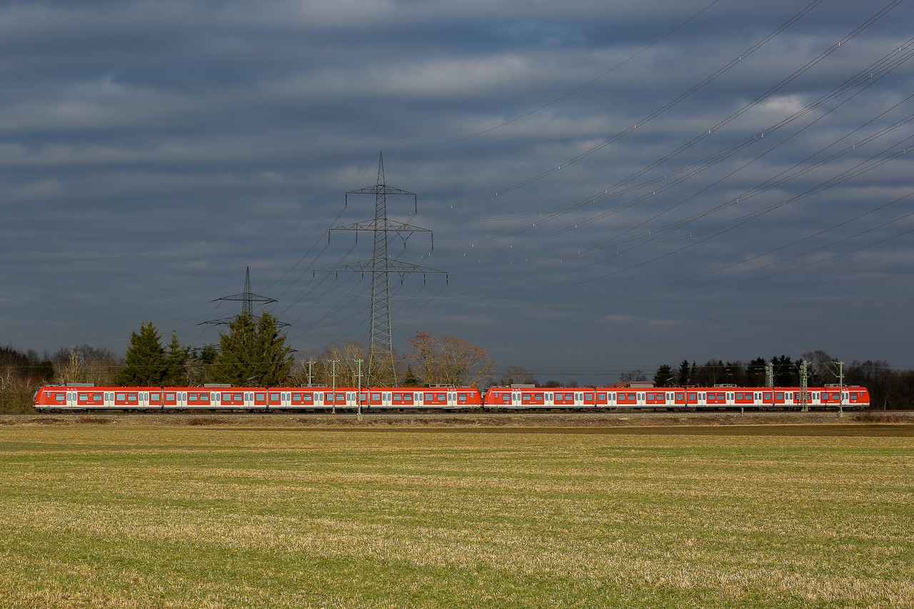 Wer mal Züge in voller Länge ablichten möchte kanns ganz gut bei Baldham versuchen. Reichlich Abstand ohne störende Hindernisse. Man kann natürlich auch variieren. Hier mal eine Münchner S-Bahn zum zeigen. 31.1.24