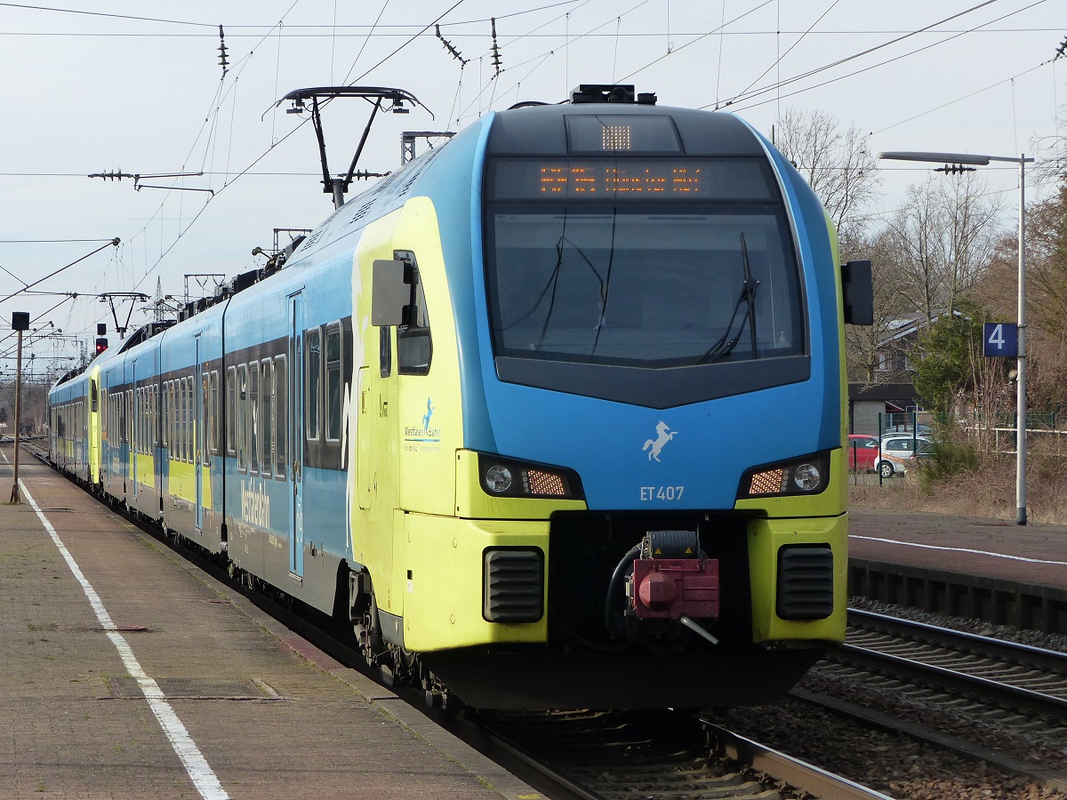 WestfalenBahn ET 407 als RE15 Emden - Münster in Salzbergen, 16.03.2023