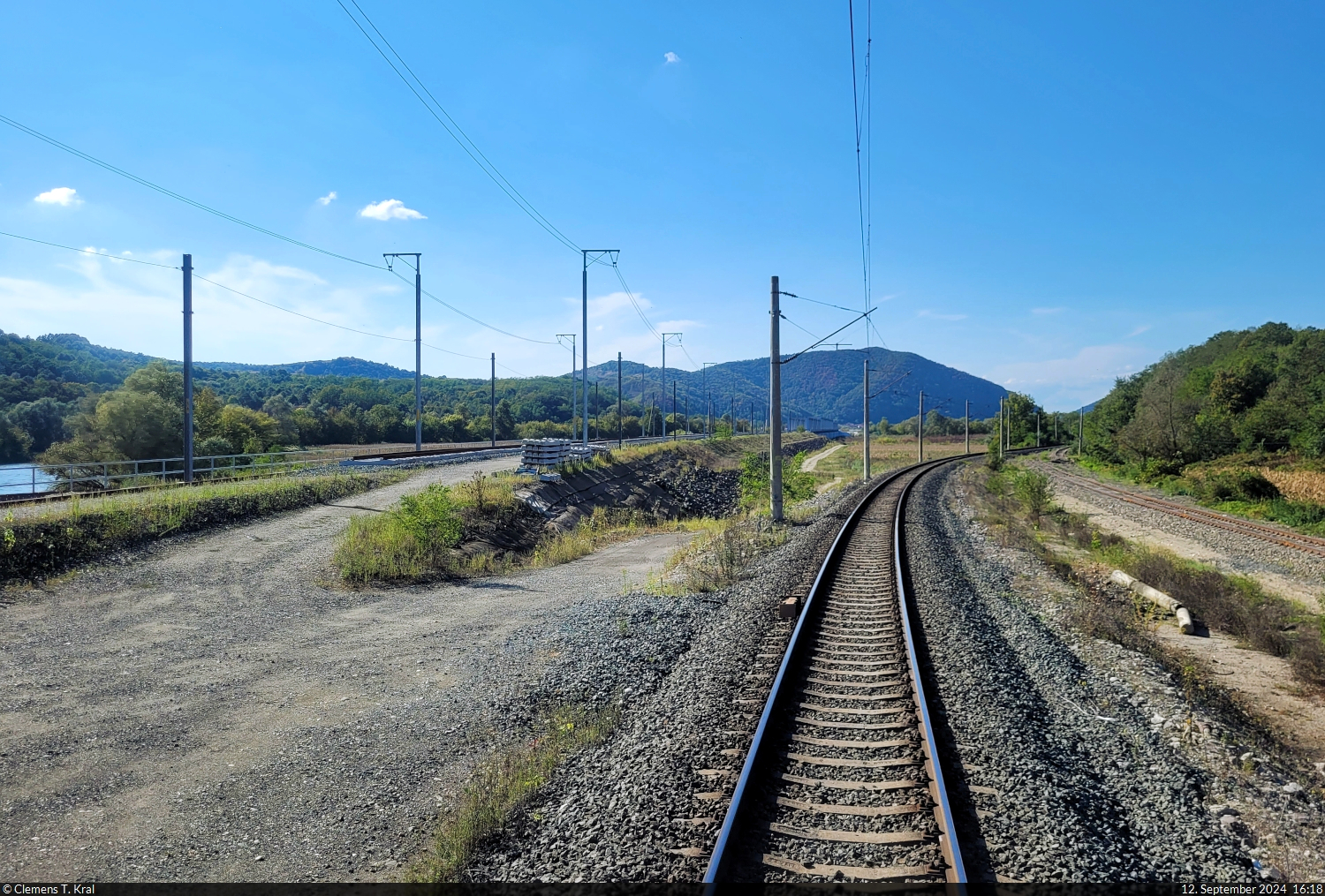 Westlich von Ilia (RO) wird bald ein neuer Streckenabschnitt eröffnet, der den noch befahrenen ersetzen wird. Beides hier auf einen Blick aus der  Heckscheibe  des IR 75 Curtici–Brașov.

🕓 12.9.2024 | 16:18 Uhr