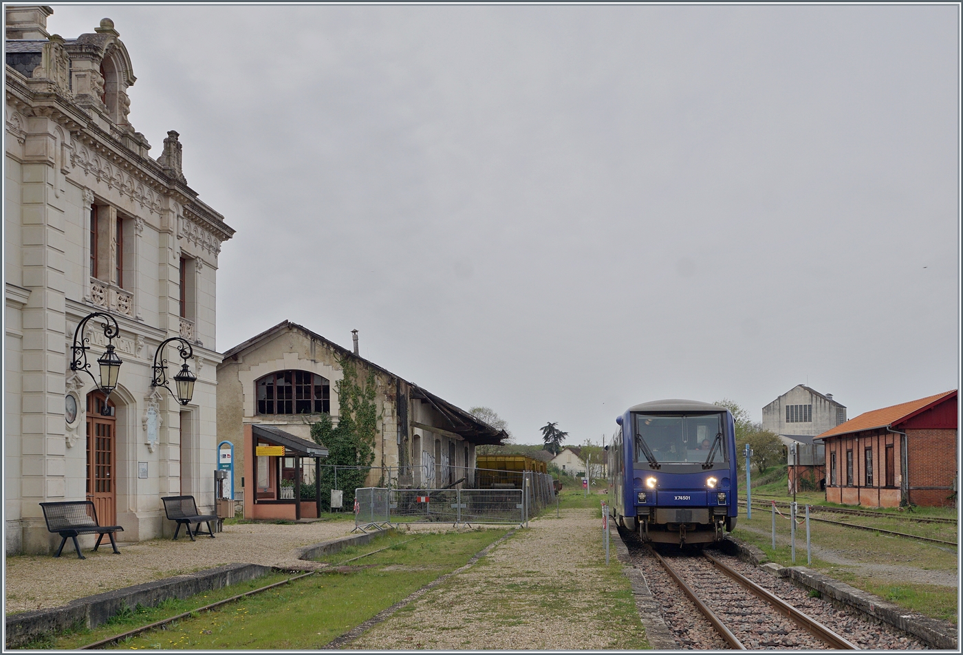 Westwärts - es bestand schon lange der Wunsch, einmal quer durch Frankreich zu fahren, bis dort, wo der mächtige Atlantik anbrandet. Diesen Wunsch erfüllen wir mit unseren Frühlingsferien 2024; und quer durchs (unbekannte) Land bedeutet, dass es viel zu sehen und fotografieren gibt. Auf ungefähr halbem Weg liegt Valençay, und dort fährt die Schmalspurbahn  Blanc-Argent : Im Bahnhof von Valençay steht der SNCF X 74501 und wartet als TER 61250 auf die Abfahrt nach Romorantin. 

7. April 2024