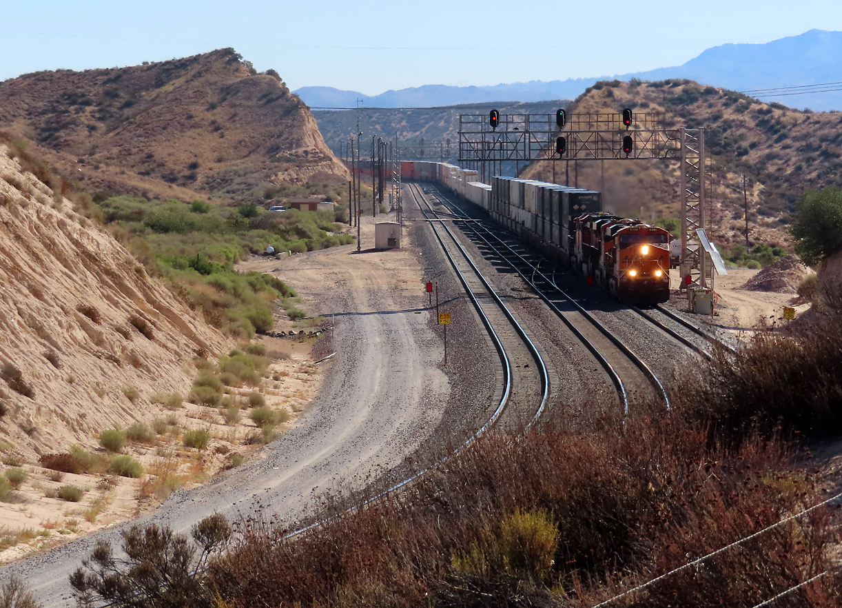 Westwärts fahrender Containerzug passiert die Passhöhe auf dem Cajon Pass. Cajon Pass, CA, 23.9.2022