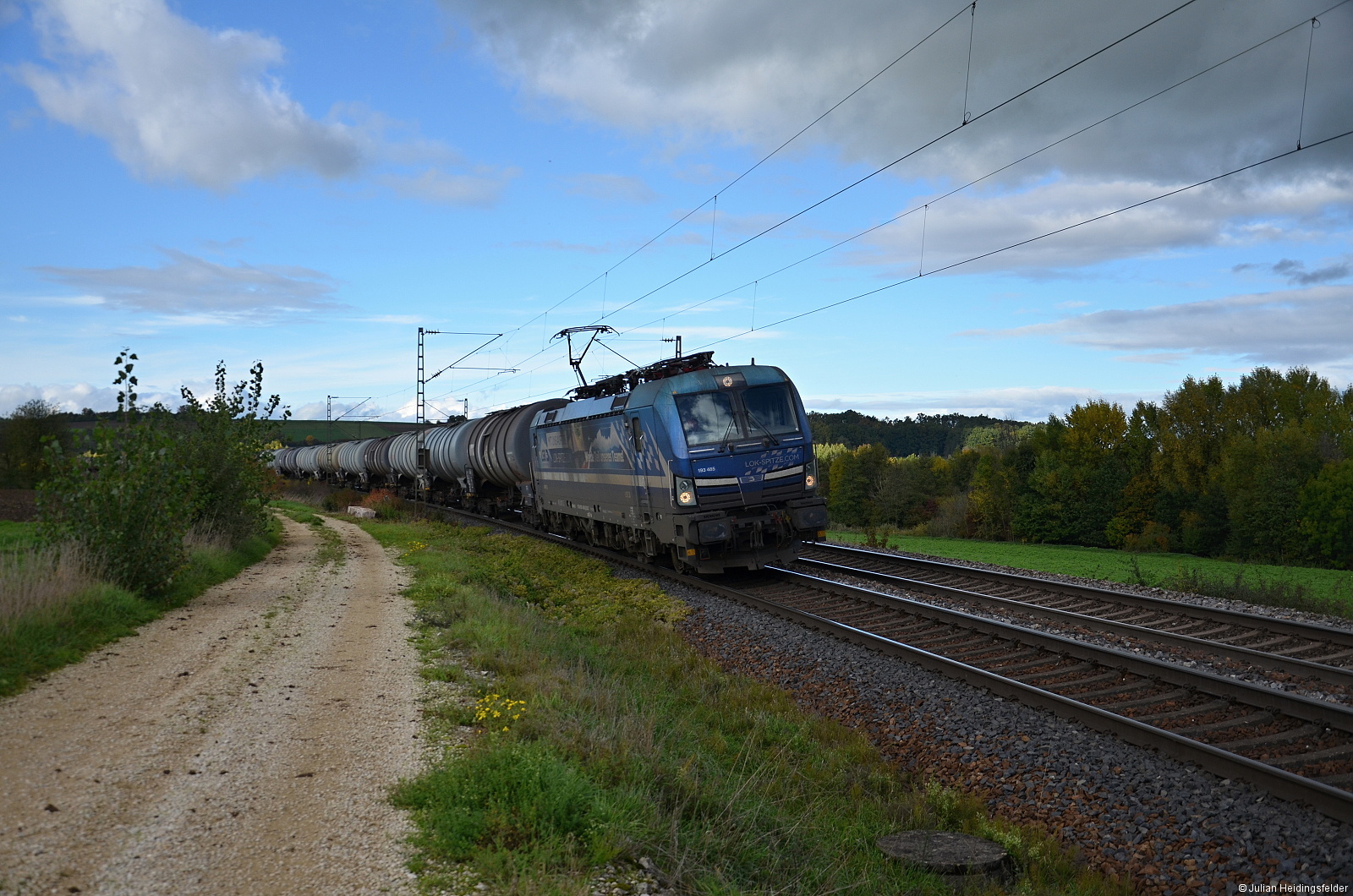 Wie auch Andreas Strobel (Bild ID 1314374) konnte ich den Ölzug mit 193 485-0 (9180 6193 485-0 D-ELOC) fotografieren. Kurz nach dieser Aufnahme hielt der Zug vor dem Einfahrtssignal in Treuchtlingen und stand dort mindestens dreieinhalb Stunden. In dieser Zeit wurde alles im Gleiswechselbetrieb am Zug vorbeigeleitet. 15.10.2022
