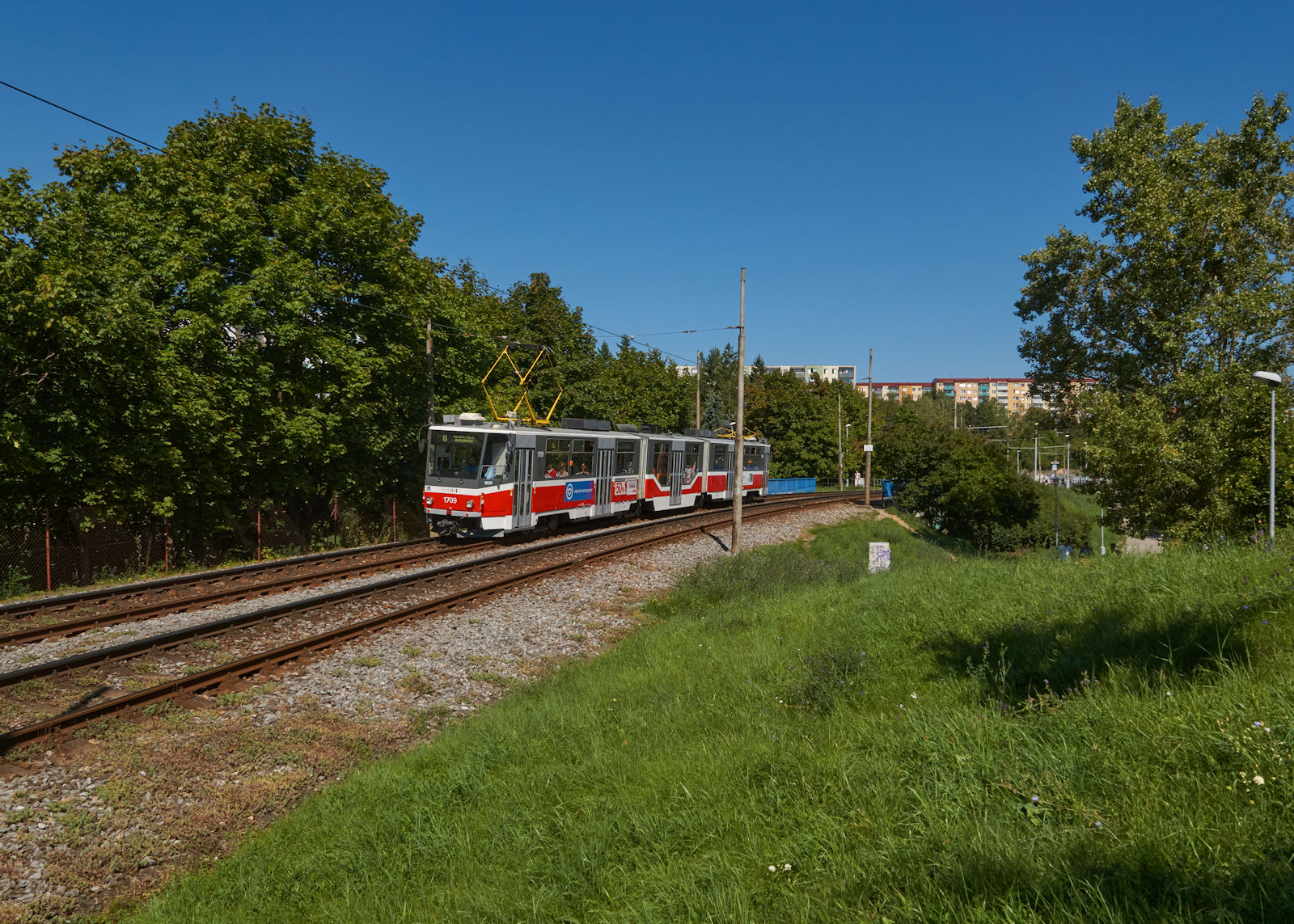 Wie hier in Leň sind Auenste der Brnner Straenbahn oft als Schnellstraenbahn angelegt. Darber hinaus gibt es bei der Linie 8 Stumpfendstellen, was den Einsatz von Zweirichtungswagen erforderlich macht. Bis zur Ablieferung der ersten Skoda 45T standen ausschlielich KT8 zur Verfgung, welche immer noch die Hauptlast des Verkehrs tragen. Am 06.09.2023 hat KT8D5R.N2 1709 gerade die Station Masarova verlassen und ist in Richtung Krankenhaus Bohunice unterwegs.