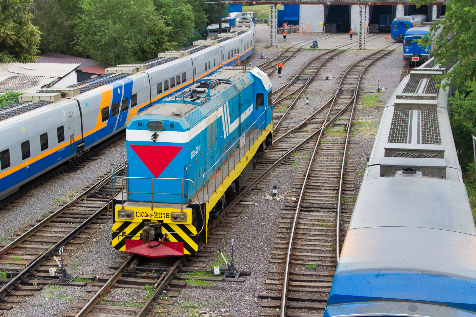 Wie kann ich bitte die Kategorie Diesellok erstellen..  


CKD BE-2016 Diesellok ist mit Rangierarbeiten von Wagen im Bahnhof Almaty 2 am 5 Juni 2026 besch�ftigt. Von der Fussg�ngerbr�cke fotografiert und im Hintergrund ist einer der Lokschuppen zu sehen.
Fotografieren war dort gar kein Problem. Bin sicherlich auch aufgefallen wie ein bunter Hund, jedoch waren die Menschen eher stolz auf Ihre Eisenbahn und haben nicht mit Verboten geschriene, wie man sich das sonst so im Osten schon ab und an gefallen lassen musste.  
