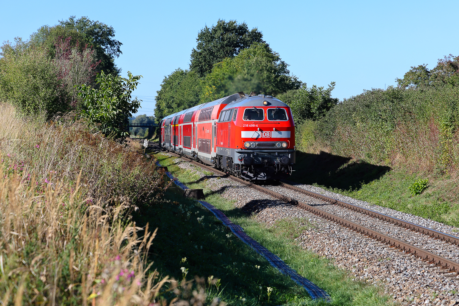 Wieder mal die M�hldorf Strecke besucht und gehofft.  218 498 DB Regio war gute Beute und zieht die Dostos in Richtung M�hldorf am 15.9.26 bei Unterschwillach.