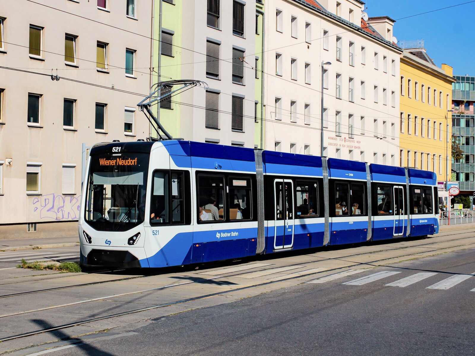 Wien. Der neue Wagen 521 der Badner Bahn ist hier am 29.09.2023 in der Haltestelle Dörfelstraße zu sehen.