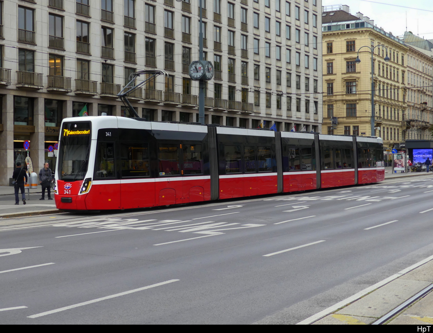 Wien - Tram Nr.318 unterwegs auf der Linie 71 in der Stadt Wien am 16.09.2025