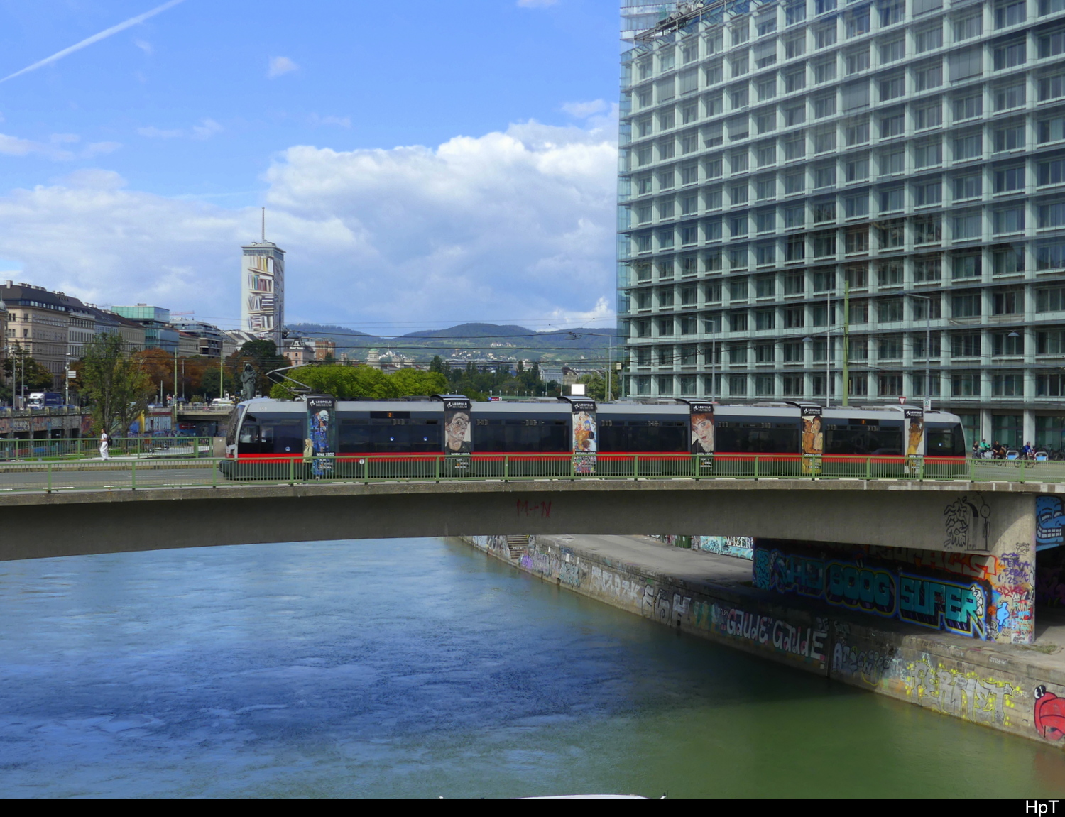 Wien - Tram Nr.659 unterwegs über den Donaukanal in der Stadt Wien am 17.09.2025