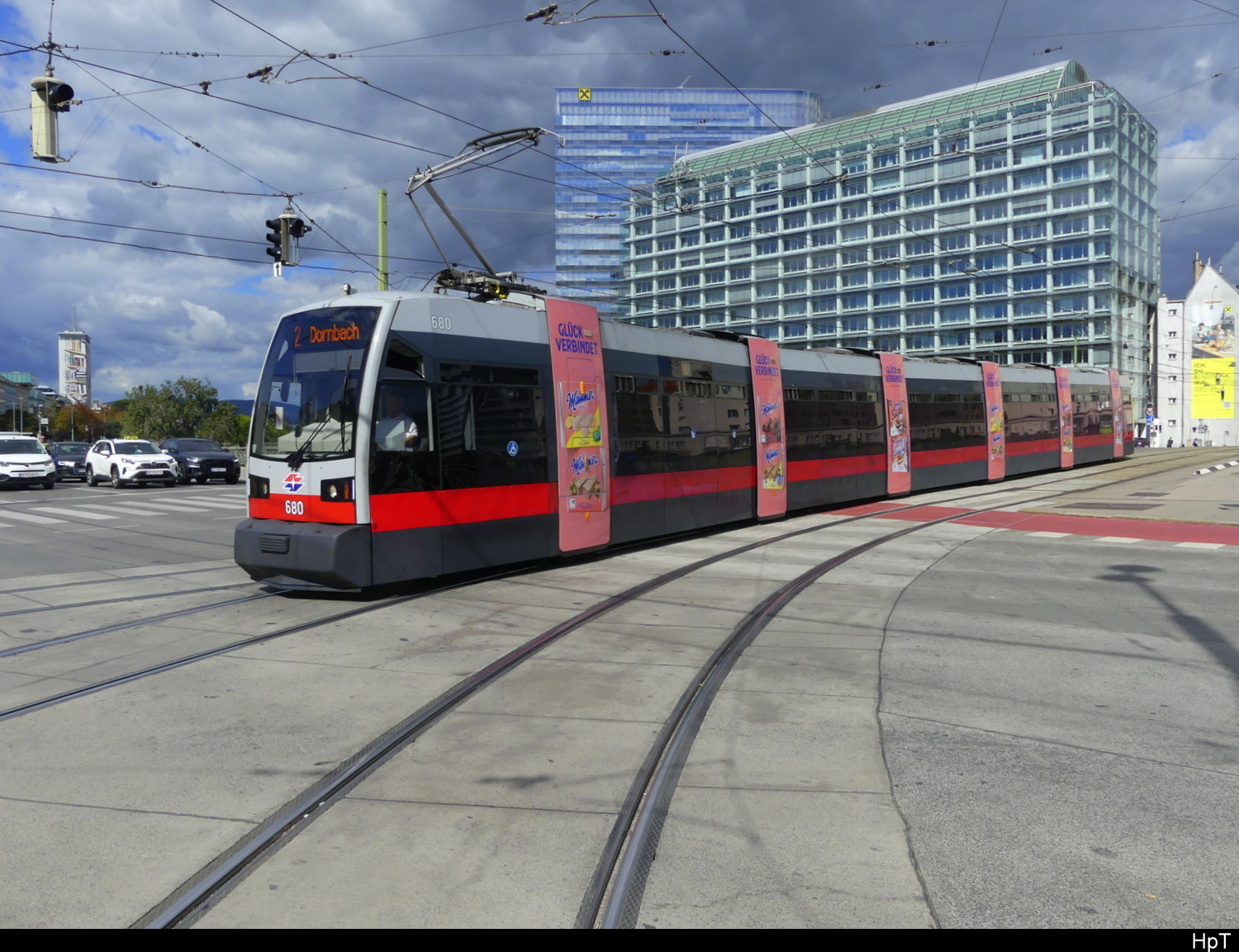 Wien - Tram Nr.680 unterwegs auf der Linie 2 in der Stadt Wien am 17.09.2025