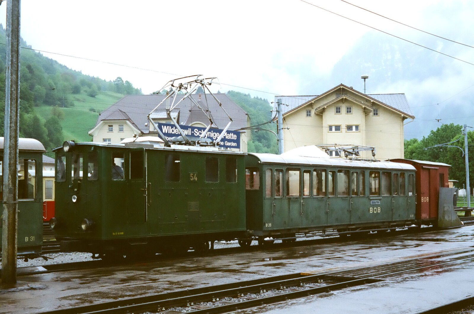 Wilderswil (1983): Ein Schneeräumzug der Schweizer Schynige Platte Bahn mit Zahnradlok He 2/2 54