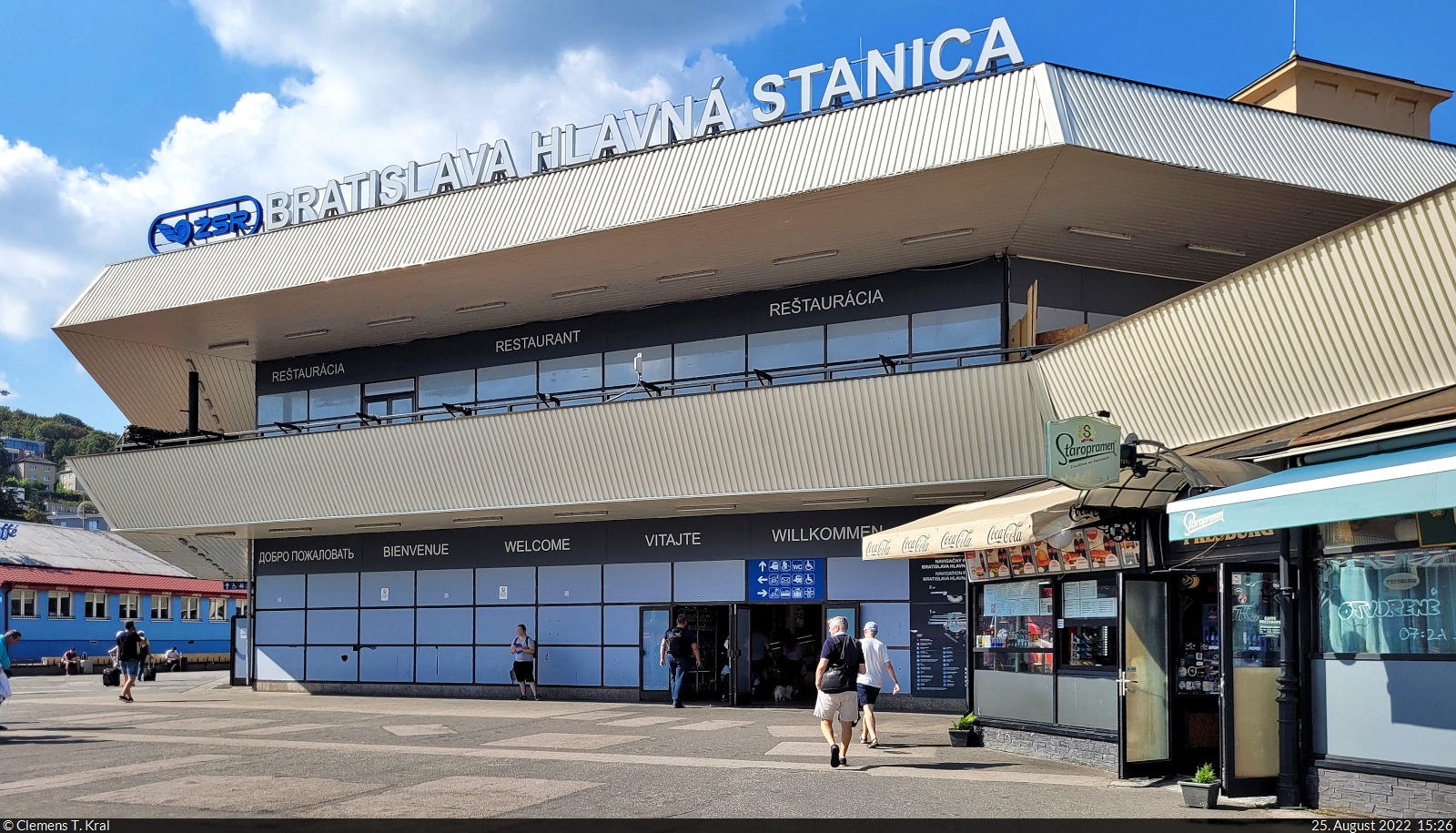 Willkommen in Bratislava, der Hauptstadt der Slowakei. Der Bahnhof Bratislava hlavná stanica erweckt kaum einen hauptstädtischen Eindruck. Aus Platzmangel wurde 1988 dieses  Glashaus  (Skleník) angebaut. Dieses soll aber bei künftigen Umbauarbeiten wieder abgerissen und durch einen Neubau mit Einkaufsmöglichkeiten ersetzt werden.

🕓 25.8.2022 | 15:26 Uhr