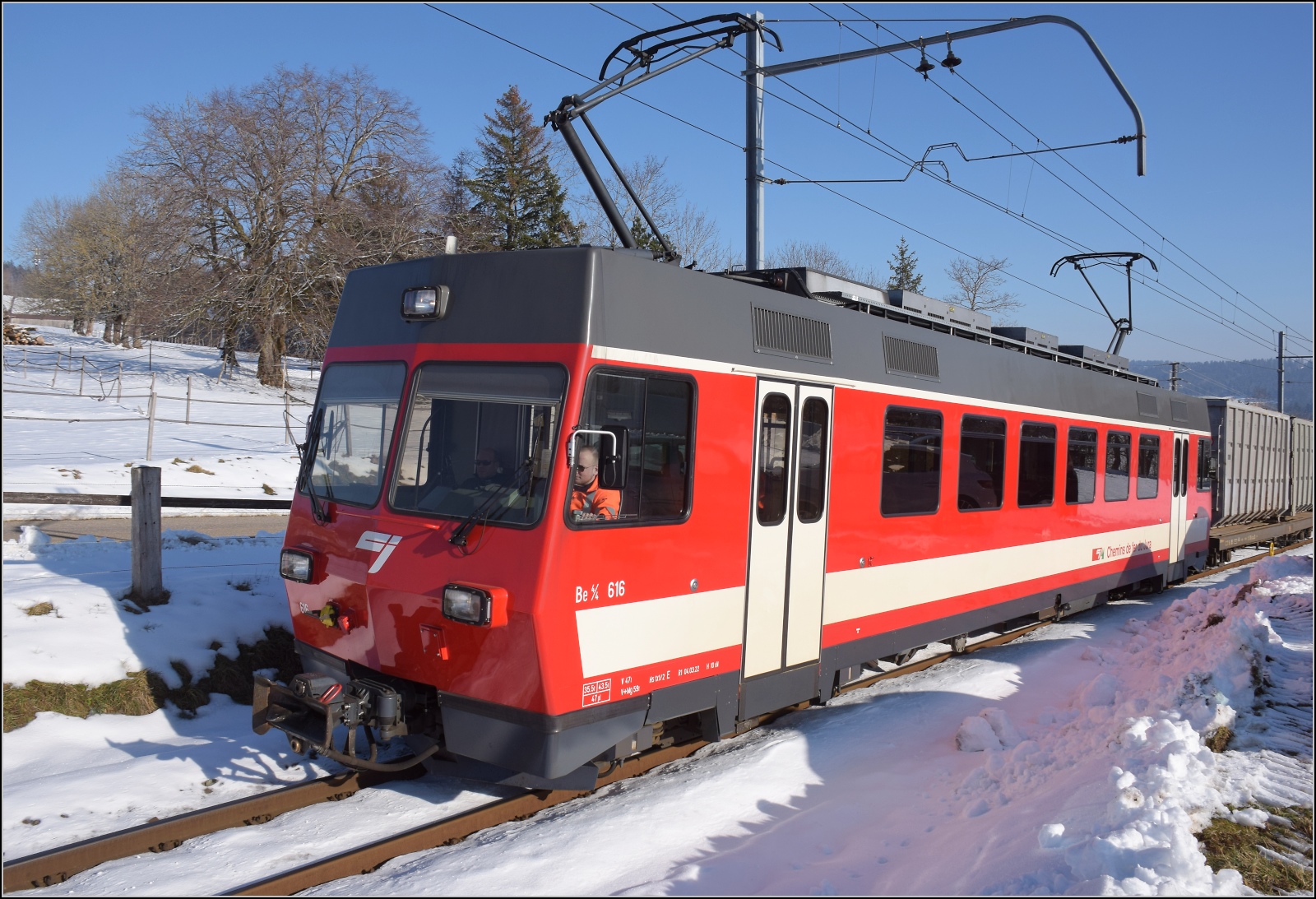 Winterlich auf den Freibergen.

Der ehemalige FW-Triebwagen Be 4/4 616 kam überraschend mit einem Güterzug zur Kreuzung in Les Reussilles. Februar 2023.  