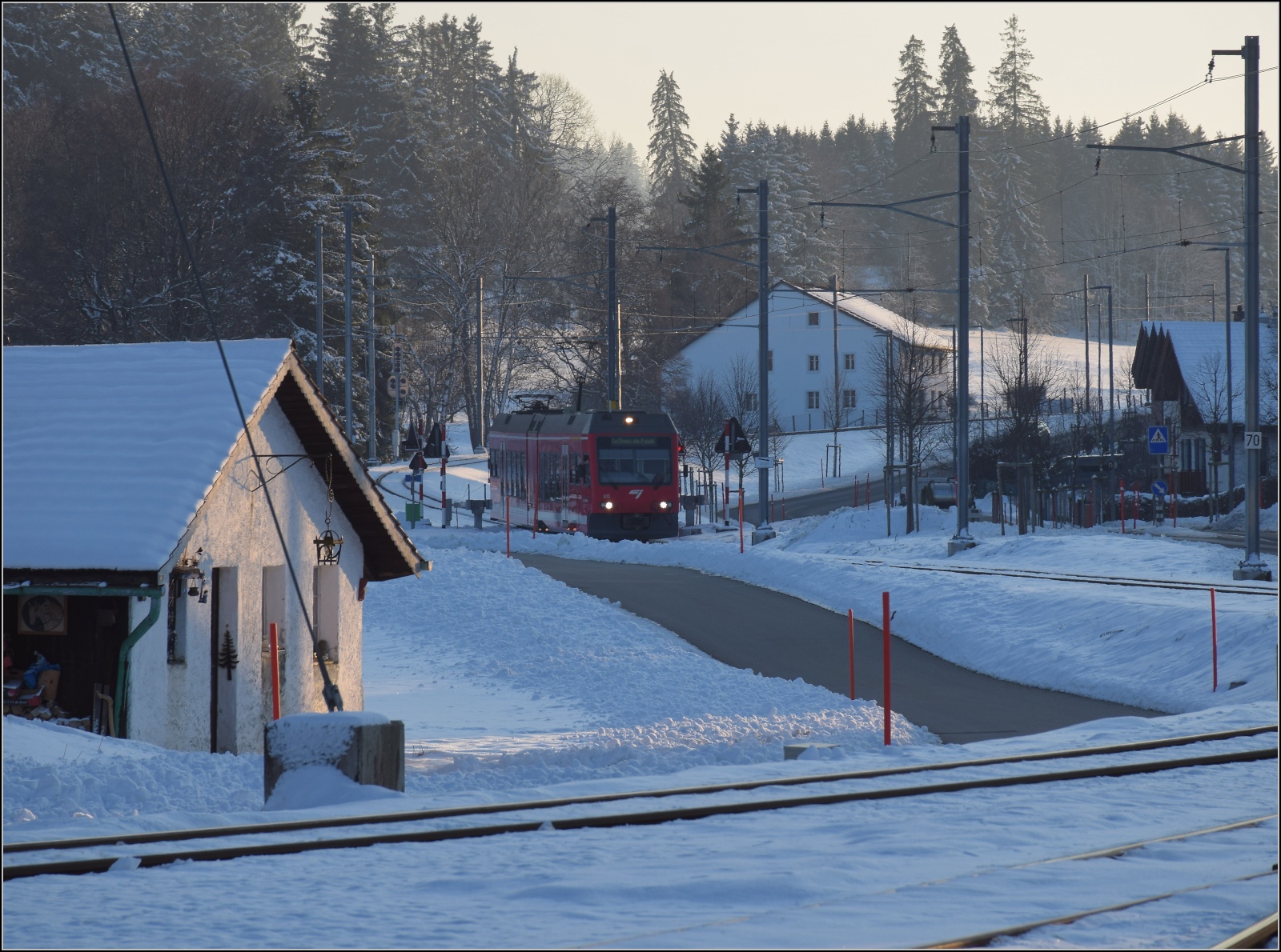 Winterlich auf den Freibergen.

GTW ABe 2/6 633 bei Einfahrt in den Zielbahnhof Le Noirmont. Februar 2023. 