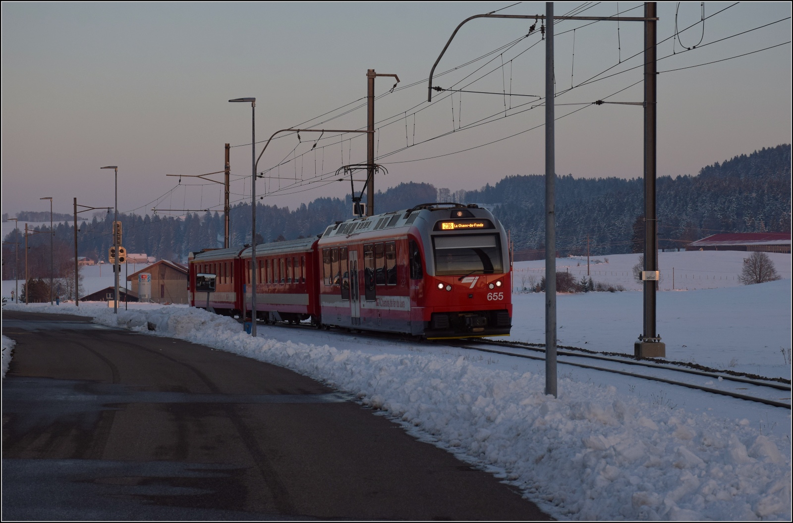 Winterlich auf den Freibergen.

Motorwagen Be 4/4 655 in Le Noirmont auf dem Weg nach La Chaux-de-Fonds. Februar 2023. 