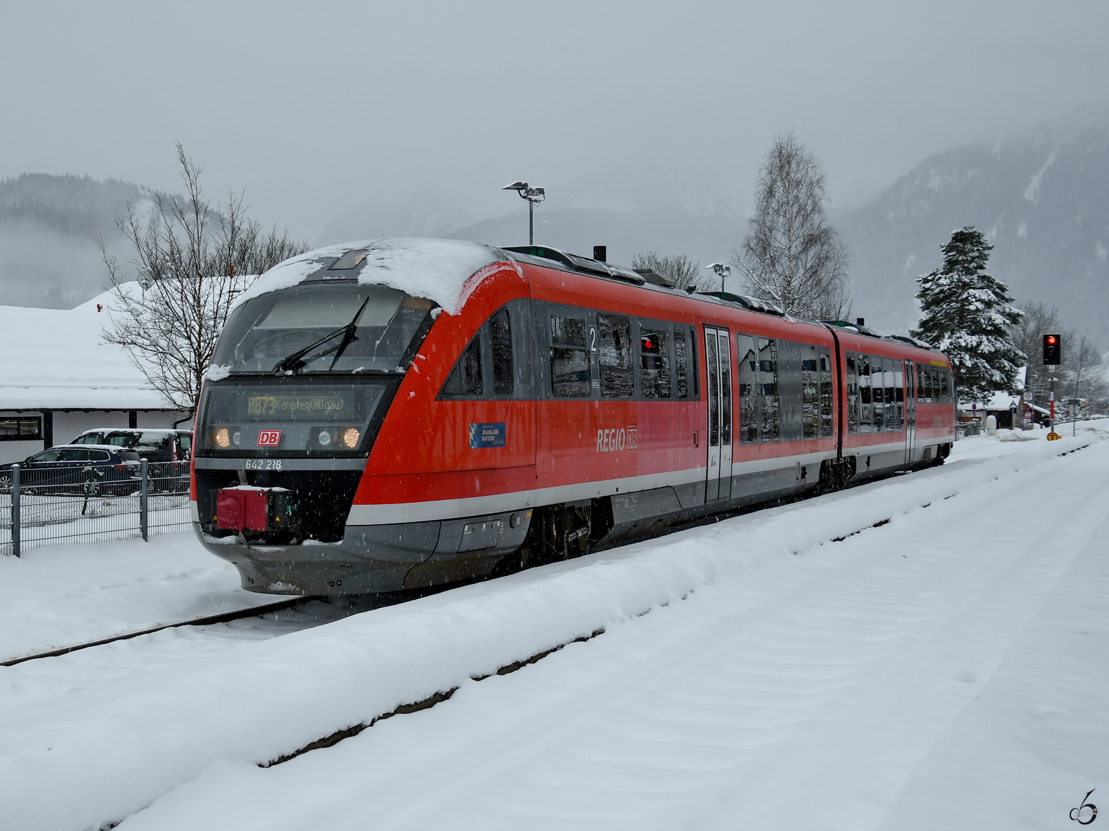 Winterliche Ankunft des Dieseltriebzuges 642 218 am Bahnhof Pfronten-Ried. (November 2023)