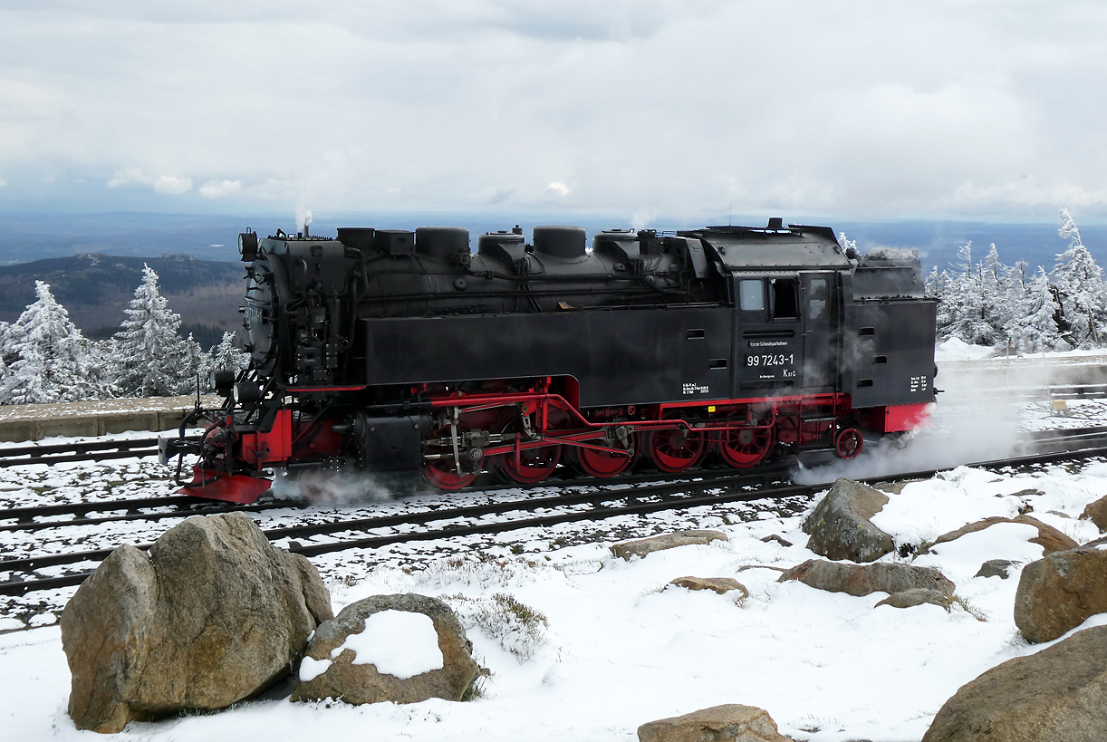 Winterzeit Mitte April: Dampflok beim Umsetzen vor schneebedeckten Bäumen. Brocken, 17.4.2024