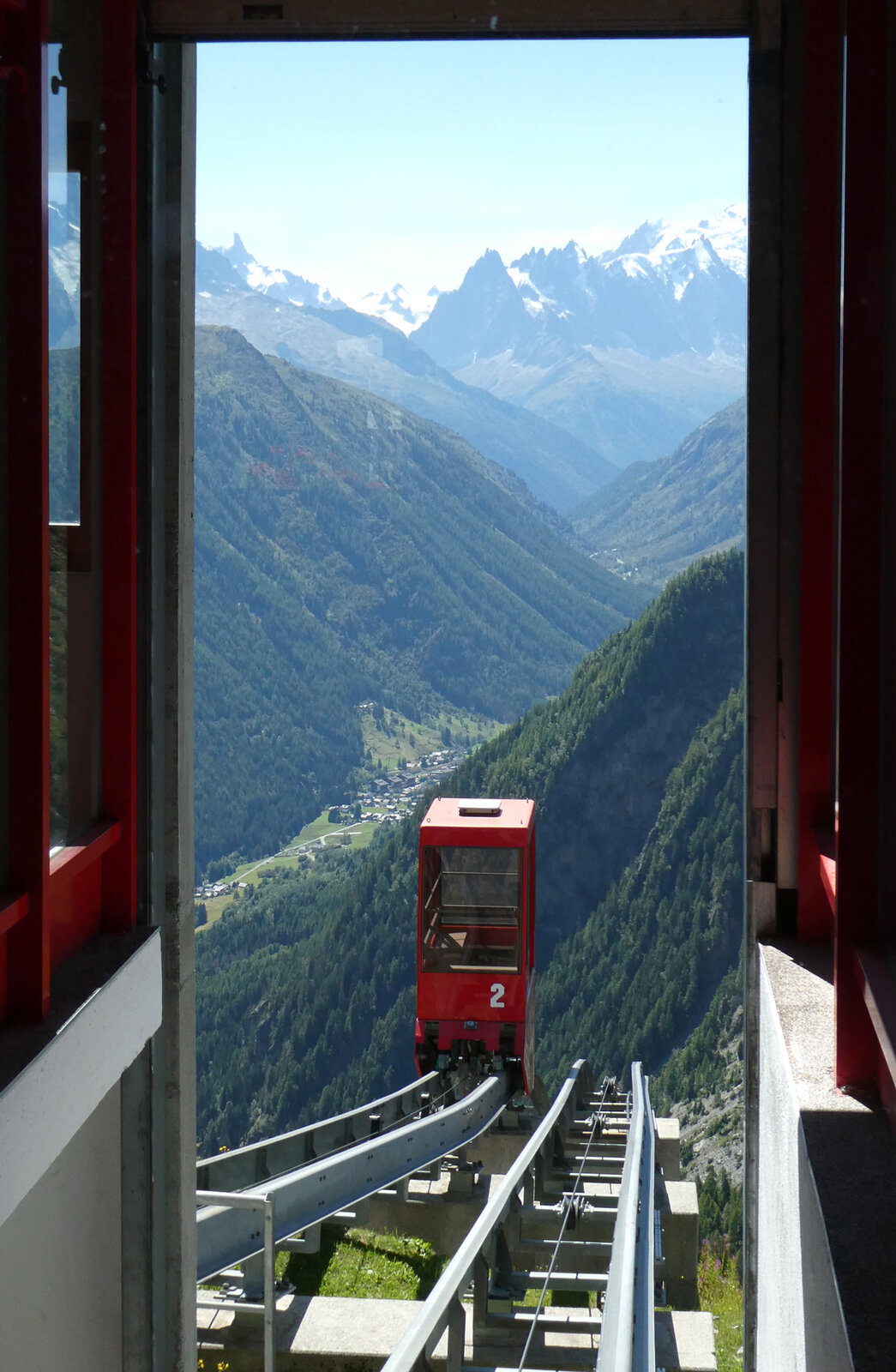 Wir warten in der Bergstation der minifunic auf die Kabine Nr. 2, die uns anschliessend zum Panoramic Train hinunter bringt. Lac d'Emosson, 25.8.2025