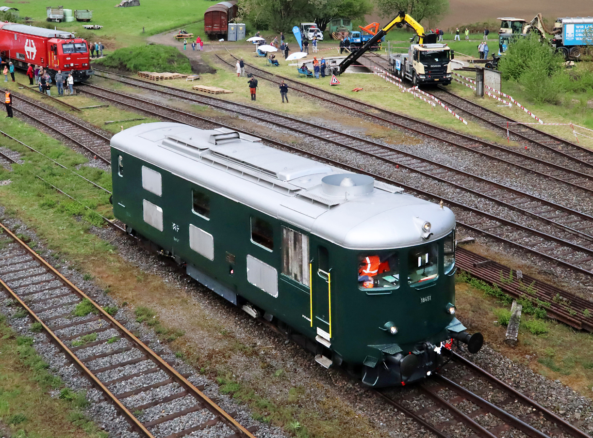 Wird nicht oft gesehen: Oldtimer Bm 4/4 18451 beim Bahnfest 150 Jahre Nationalbahn in Etzwilen. Etzwilen, 27.4.2025