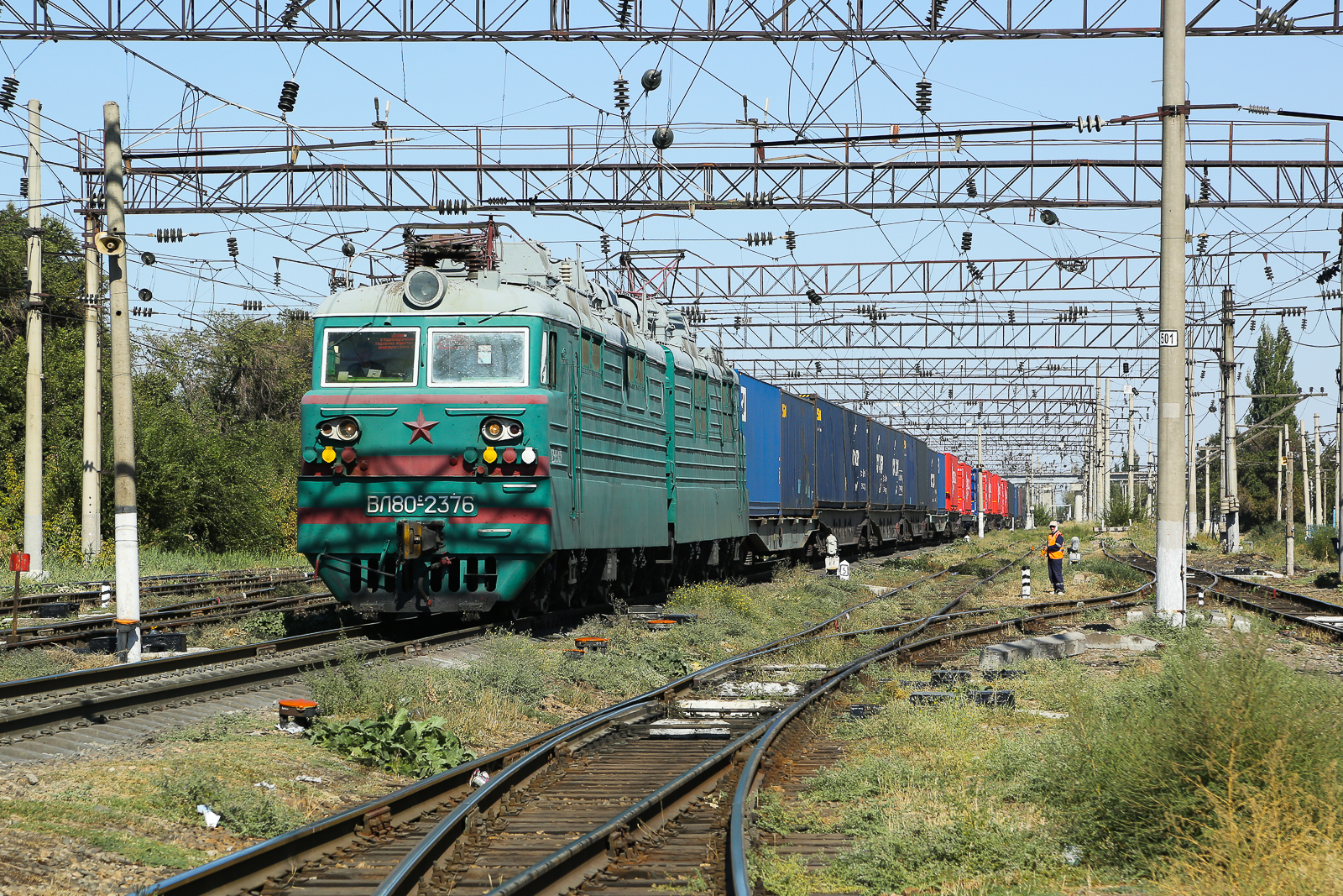WL 80 21376 mit rotem Stern im Bahnhof von Taraz in Kasachstan. Dort haben die Leute noch niemals jemand gesehen der Trainsoptting als Hobby hat. Die Menschen waren überaus interessiert was ich da mache und sehr freundlich zu mir. Am letzten Tag gäbe es dann noch ein Gespräch mit der Polizei und dem Chef des Bahnhofs was aber auch gut ausging. Ich möchte hiermit allen Menschen von Taraz herzlich danken, welche am Ende verständnisvoll unser Hobby akzeptieren.