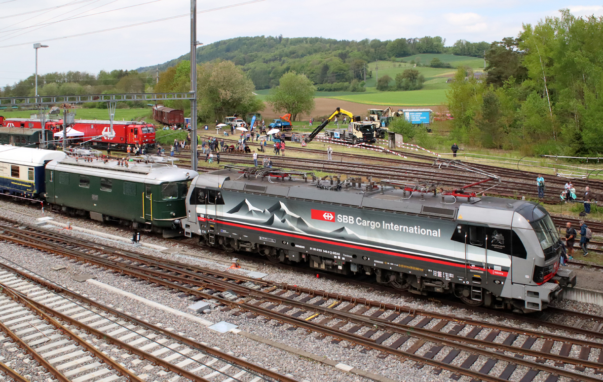 Wohl eher eine seltene Aufnahme: die moderne Vectron 193 546 vor der alten Re 4/4 I beim Bahnmfest 150 Jahre Nationalbahn in Etzwilen. Etzwilen, 27.4.2025