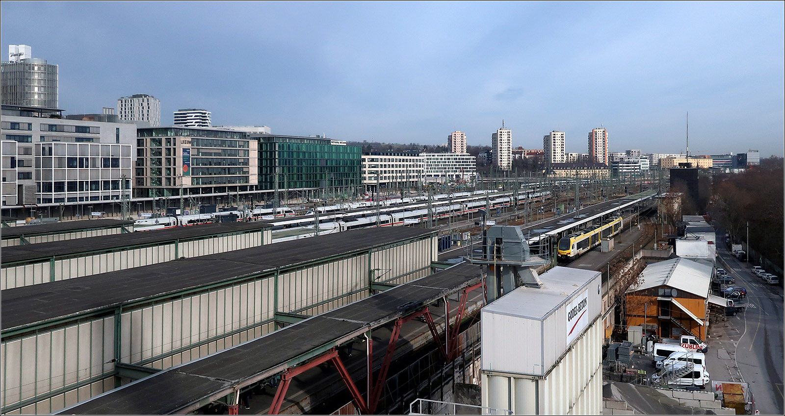 Wohl nicht mehr allzu lange -

... werden die alten Gleis- und Bahnsteiganlagen des Stuttgarter Hauptbahnhofes in Betrieb sein. Ich persönlich kann mir nicht ganz vorstellen, dass der neue Bahnhof 2025 fertig sein wird, vielleicht ist 2027 realistischer.

Vorne verlässt auf Gleis 16 ein MEX-Zug den Bahnhof, während insgesamt drei ICE-Züge erkennbar sind und weiter hinten auch ein S-Bahnzug gleich in den Tunnel abtauchen wird.

Blick vom InfoTurm.

30.04.2024 (M)