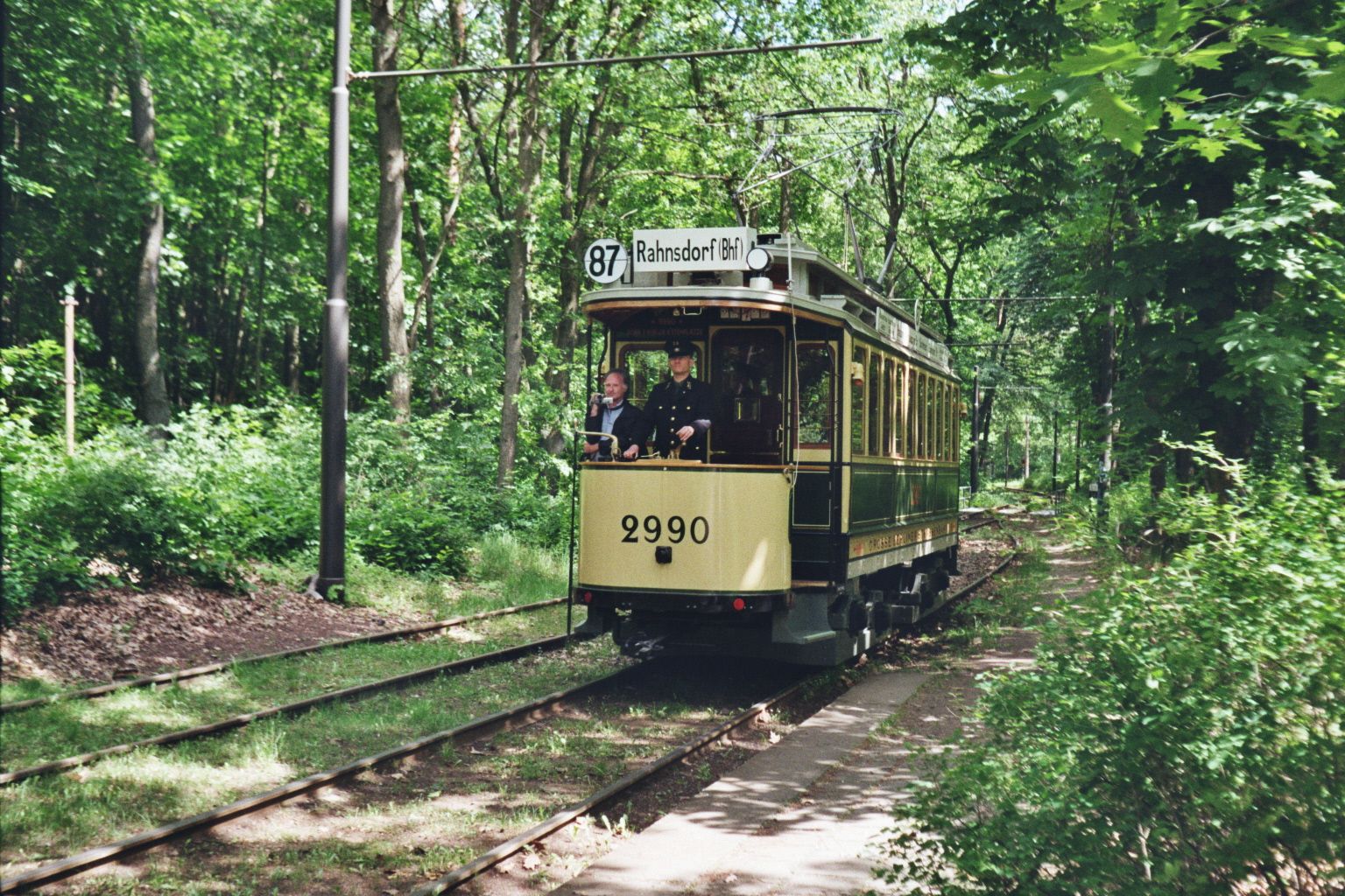 Woltersdorfer Straßenbahn__Durch den Wald ... Maximum-Tw 2990 von Woltersdorf kommend kurz vor Rahnsdorf. Im Vergleich zu den meisten Fahrzeugen in der zweiten Hälfte des 20. Jahrhunderts hatten sie damals wirklich gut lesbare Ziel- und Linientafeln ... __23-05-2009
