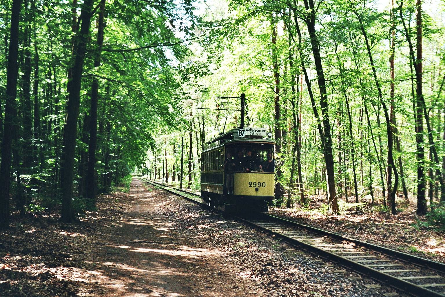 Woltersdorfer Straßenbahn__Hier ist es wieder eingleisig, aber immer noch viel Wald ...__23-05-2009