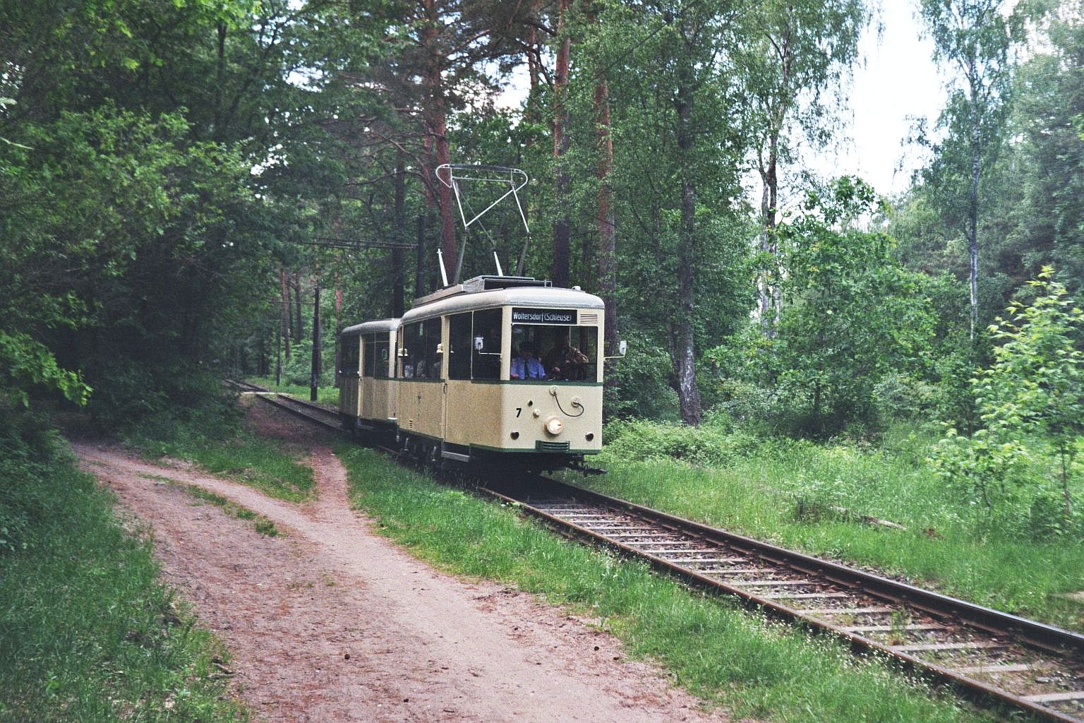 Woltersdorfer Straßenbahn__KSW Tw 7 [Uerdingen/AEG 1943; Prototyp] und KSW Bw 22 [Uerdingen 1944; 1967 ex Strausberg] tauchen aus dem Wald wieder auf und erreichen gleich Woltersdorf.__23-05-2009