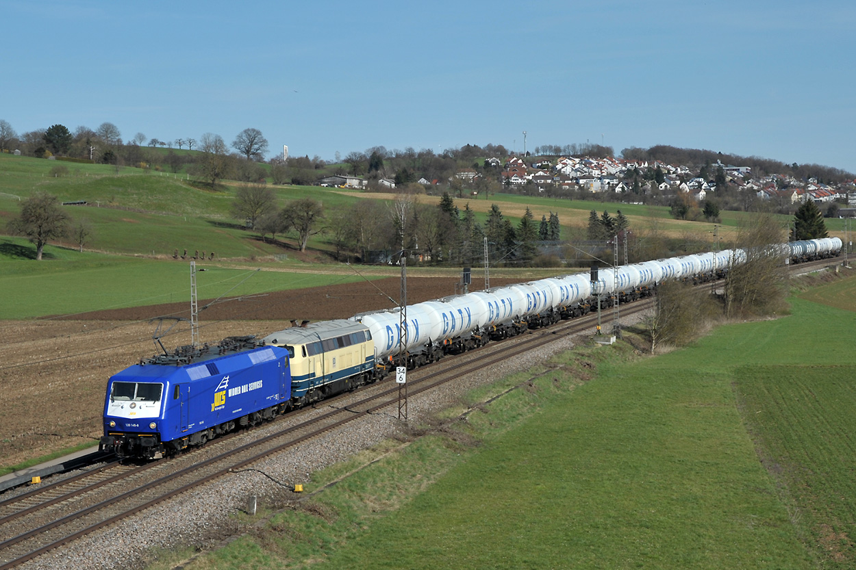 WRS 120 145-8 & 225 004-1 (kalt) von der Nassachtalbrücke aus bei Uhingen 28.03.2021