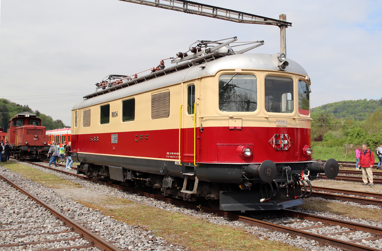 Wunderschön und elegant: Re 4/4 I 10034 präsentiert sich bestens in den TEE-Farben anlässlich des Bahnfestes 150 Jahre Nationalbahn in Etzwilen. Etzwilen, 27.4.2025