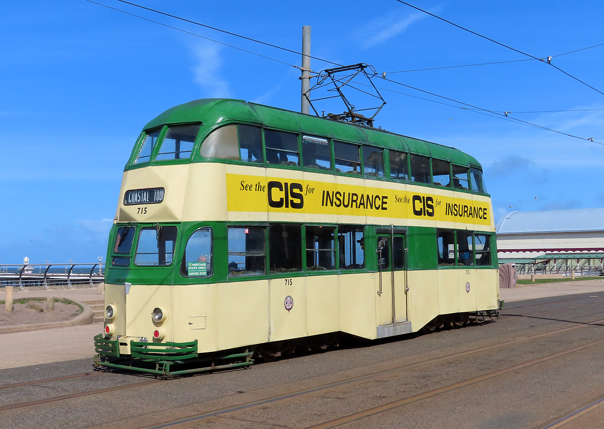 Wunderschönes, doppelstöckiges Tram der Heritage-Tramlinie in der Station North Pier. Blackpool, 12.5.2022