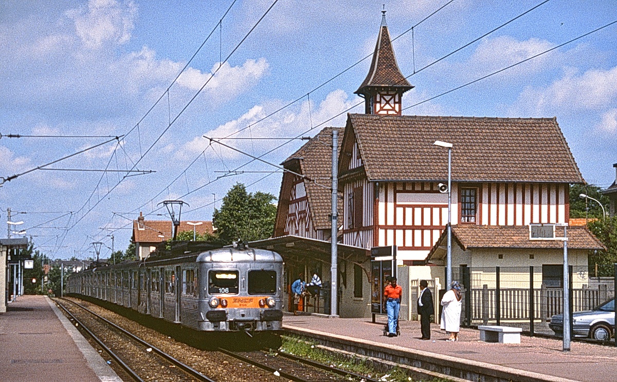 Z 6104 und ein weiterer Z 6100 fahren mit einem damals typischen Vorortzug auf dem Weg ins Pariser Zentrum im Sommer 1993 in den etwa 20 km n�rdlich der franz�sischen Hauptstadt gelegenen Bahnhof Taverny ein