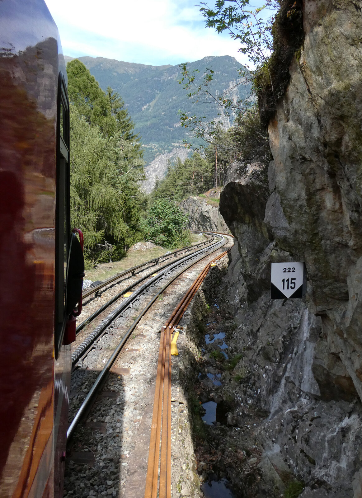 Zahnstange erforderlich! Während den nächsten 222 m zwischen Salvan und Vernayaz geht es 115 Promille abwärts. Martigny, 25.8.2025
