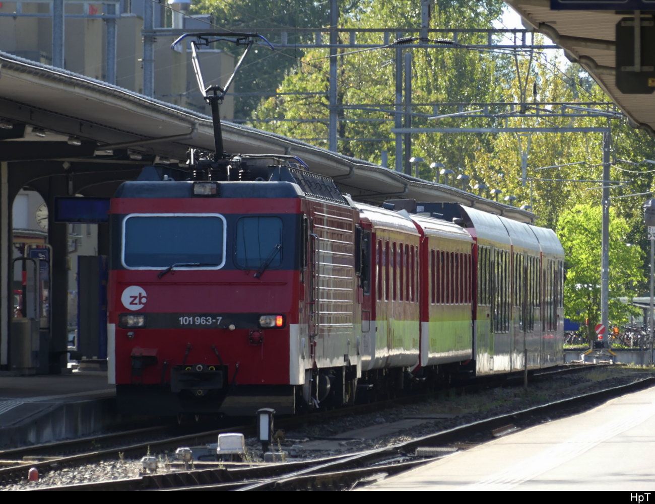 zb - HGe 4/4 101 963-7 am Schluss eines Einfahrenden Zuges im Bhf. Interlaken Ost am 28.09.2023