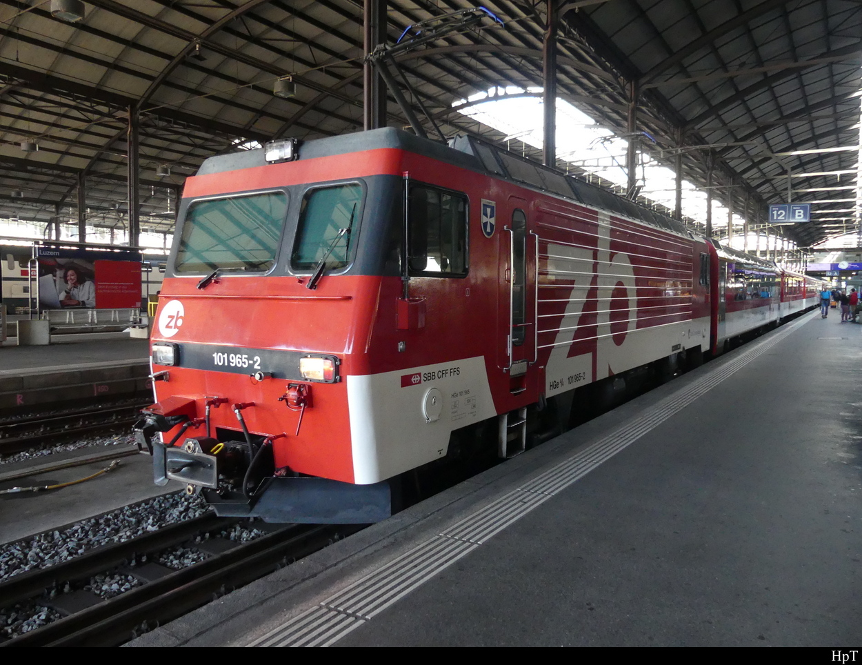 zb - HGe 4/4 101965 im Bhf. Luzern am 05.10.2022 