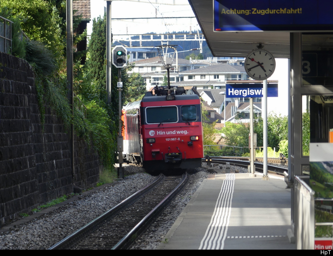 zb - Nachschuss des IR von Engelberg nach Luzern am Schluss des Zuges die Lok HGe 4/4 101 967-8 bei der durchfahrt im Bhf.Hergiswil am 19.09.2023