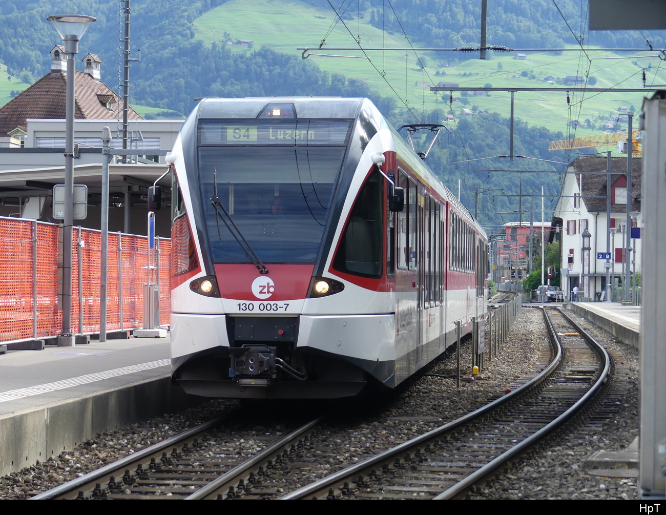 zb - Regio nach Luzern mit dem ABe 130 003-7 im Bhf. Stans am 21.09.2023